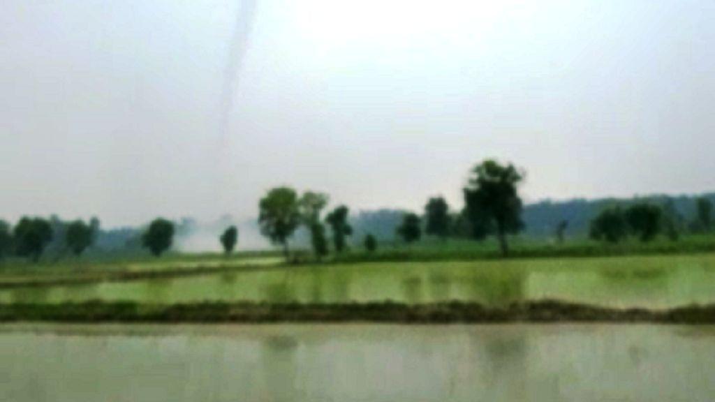 रोहतक के किलोई में पानी खींचते बादलों की वीडियो वायरल amazing pic