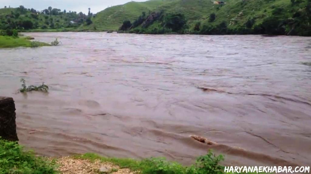 हिमाचल में बादल फटने से नदियां उफान पर, हरियाणा में हाई अलर्ट जारी; ट्रेनें प्रभावित Som River