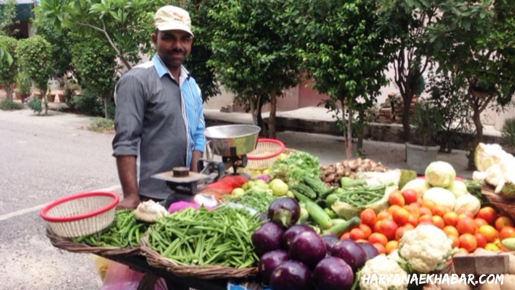 सर्दी आते ही बढ़े फल-सब्जियों के दाम, टमाटर हुआ ₹100 किलो Thele Wala