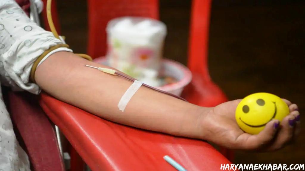 मां की लाश देख बेटे ने काट ली हाथ की नस, हालत गंभीर Blood Donation