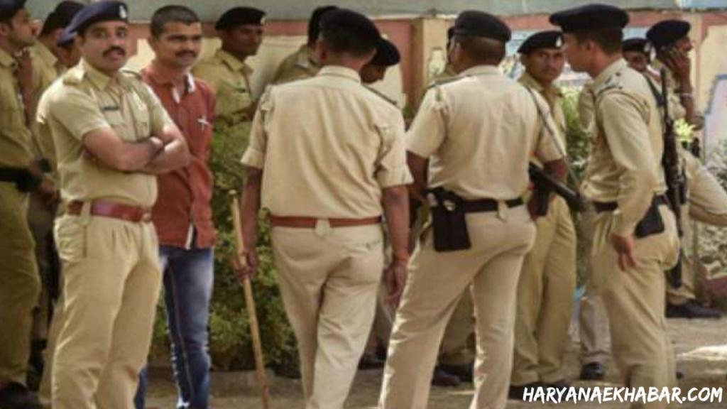 थाना परिसर में दो गुटों के बीच भिड़त, बीच-बचाव करने आई पुलिस के एएसआई की फाड़ी वर्दी Police Photo