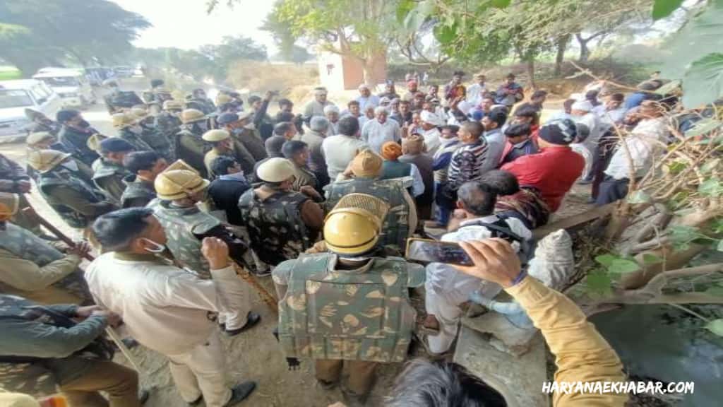 भिवानी के गांव भानगढ़ में किसान-प्रशासन आमने सामने, विवाद बढ़ा तो फोर्स की तैनात FARMAR POLICE