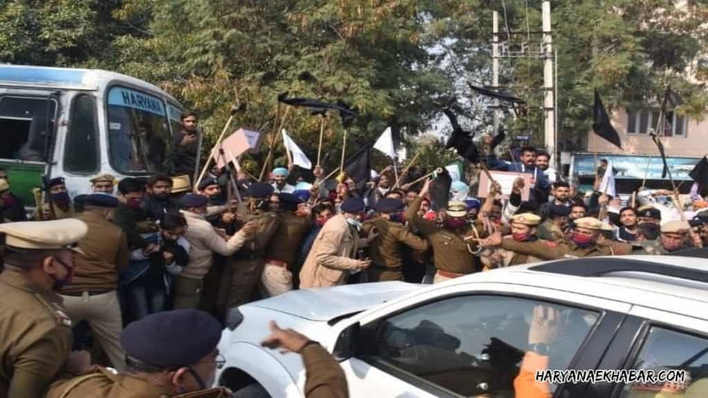 ब्रेकिंग न्यूज़: मुख्यमंत्री के काफिले का घेराव कर दिखाए काले झंडे, पुलिस फ़ोर्स के हाथ पैर फुले KISAN AANDOLAN PARDARSHAN