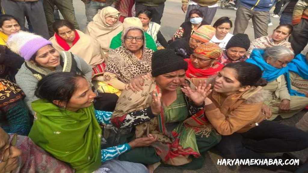 आंख के ऑपरेशन के दौरान डॉक्टर की लापरवाही से बच्चे की मौत, स्वजनों ने रोड जाम कर की कड़ी कार्रवाई की मांग DEATH PARIWAR 1