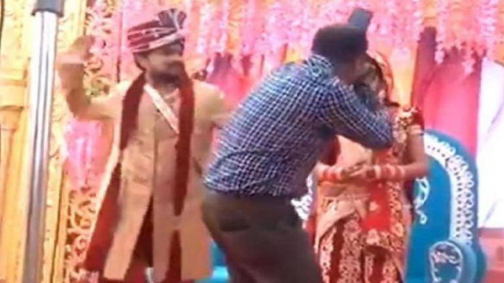 दूल्हे ने कैमरामैन को मारा चांटा, स्टेज पर हंसी से लोटपोट हुई दुल्हन, जानिए वायरल वीडियो का सच DULHA PHOTOGRPAH SLAP IMAGE