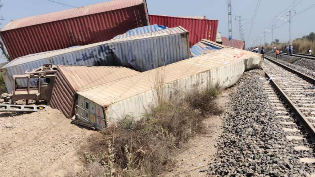 नारनौल में बड़ा ट्रेन हादसा, पटरी टूटने से 39 डिब्बे क्षतिग्रस्त, राहत बचाव काम जारी Narnaul Train Accident