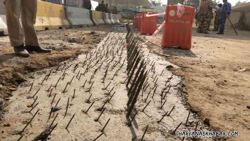 टीकरी बॉर्डर पर सड़क खोदकर लगाई कीलें व सरिया, बैरिकेडिंग पर लगाए ब्लेडनुमा तार ROAD CLOSED