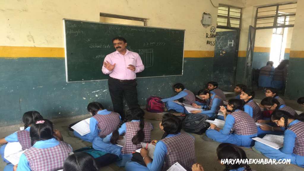 हरियाणा के सरकारी स्कूलों में 31 हजार से ज्यादा शिक्षकों के पद खाली, तीन साल से नहीं हुए तबादले TEACHER