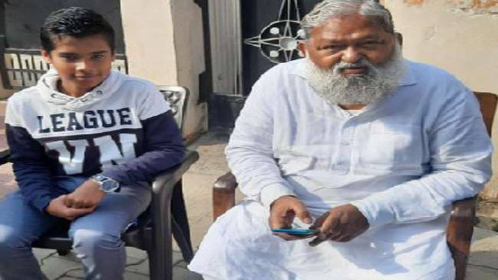 हरियाणा के 15 वर्षीय हार्दिक ने बनाया Whatsapp की टक्कर का भारतीय एप, अनिल विज ने खूब सराहा anil vij with hardhik
