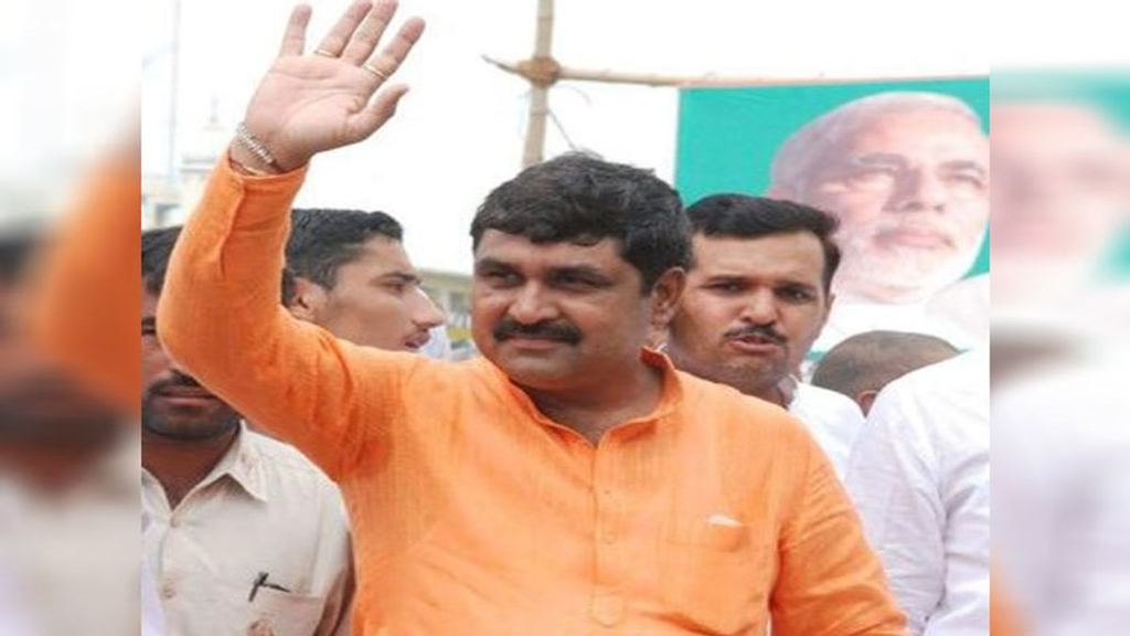 हरियाणा की महम विधानसभा सीट पर तनातनी का माहौल, बलराज कुंडू के फाड़े गए कपड़े balraj kundu