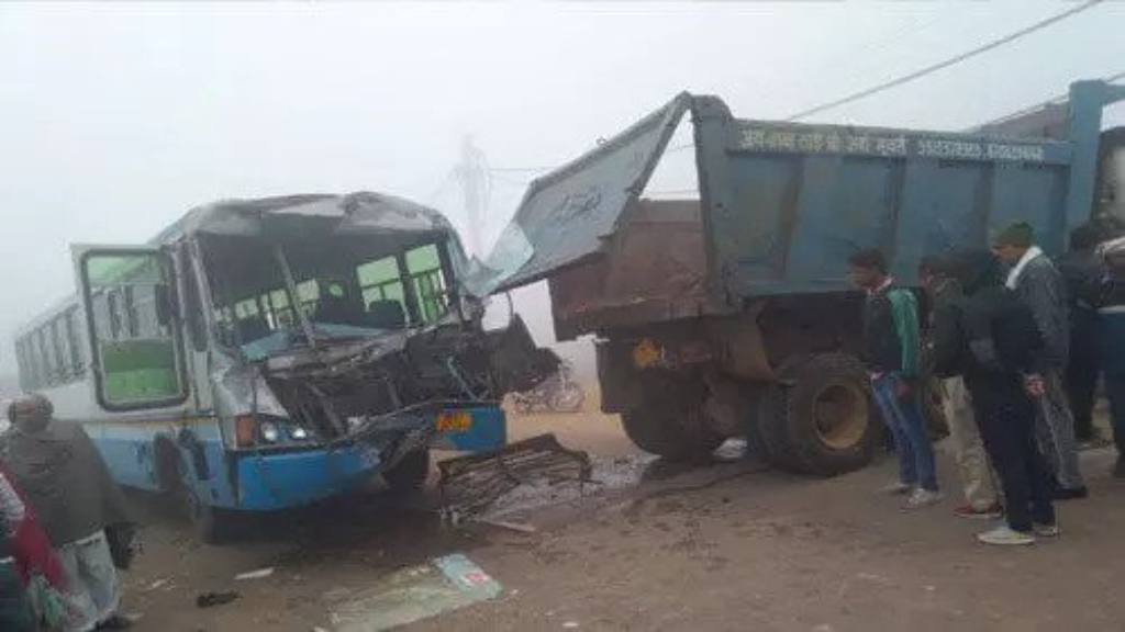 दादरी-भिवानी रोड पर रोडवेज बस व ट्रक में भीषण सड़क हादसा, दर्जनभर यात्री घायल dadri bus accident