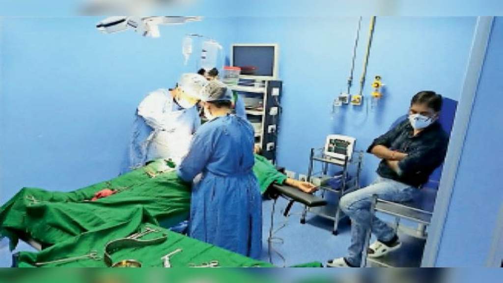 सीएम फ्लाइंग की छापेमारी, निजी अस्पताल मे मिला ऑन ड्यूटी सीएमओ dadri cmo news