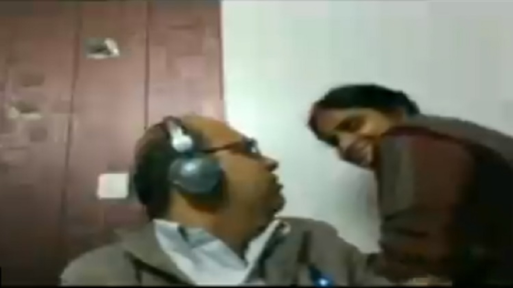 लाइव क्लास के दौरान रोमांटिक हो गई पत्नी, फिर जो हुआ वो हो गया कैमरे में कैद, देखें वायरल वीडियो live class viral video