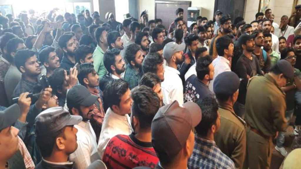 MDU रोहतक में इनसो कार्यकर्ताओं का प्रदर्शन, सुरक्षाकर्मियों से हुई धक्का-मुक्की mdu news today