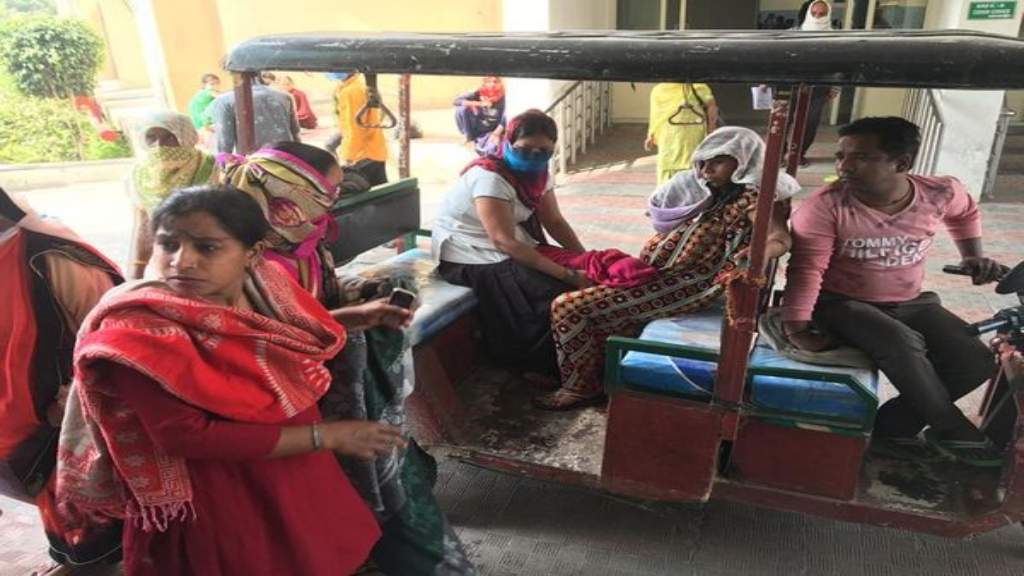 लापरवाही की सारी हदे पार, महिला ने एंबुलेंस ना पहुंचने के कारण ई-रिक्शा में दिया बच्चे को जन्म BIRTH IN E RICKSHWA