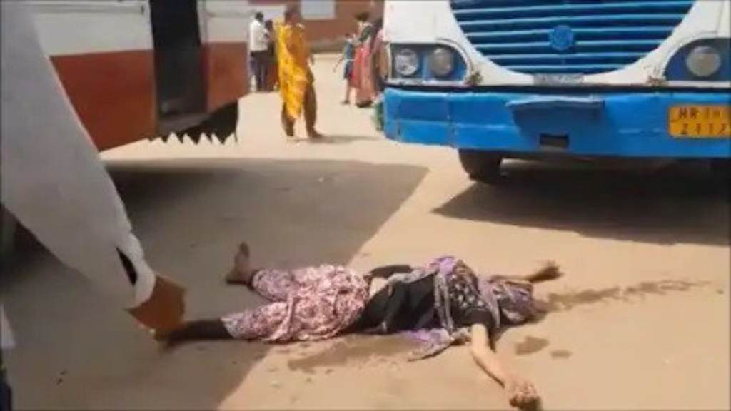 पलवल बस स्टैंड पर शराबी की हाईवोल्टेज ड्रामेबाजी, महिला के कपड़े पहन बस के सामने लेटा PALWAL NEWS