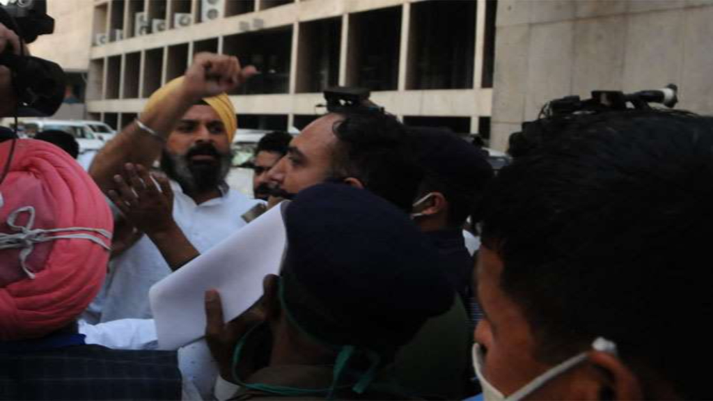 बड़ी चूक: हरियाणा सीएम काे घेरने की कोशिश, मुश्किल से सुरक्षा घेरे में निकल गए मनोहर cm gerav today