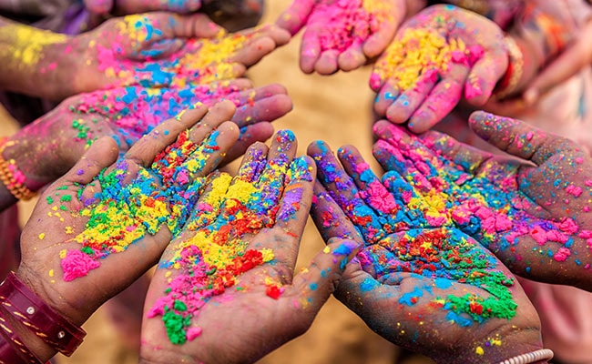Happy Holi Wishes 2021: ये हैं होली के लेटेस्ट Quotes और Messages, प्यार के रंगों से रंग जाएगा आपका तन- मन happy holi image 2021 hd