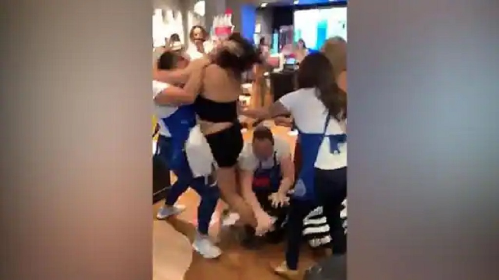मॉल में एक-दूसरे से भिड़ी महिलाएं, जबरदस्त हुई मारपीट, देखे वायरल वीडियो mall ladai