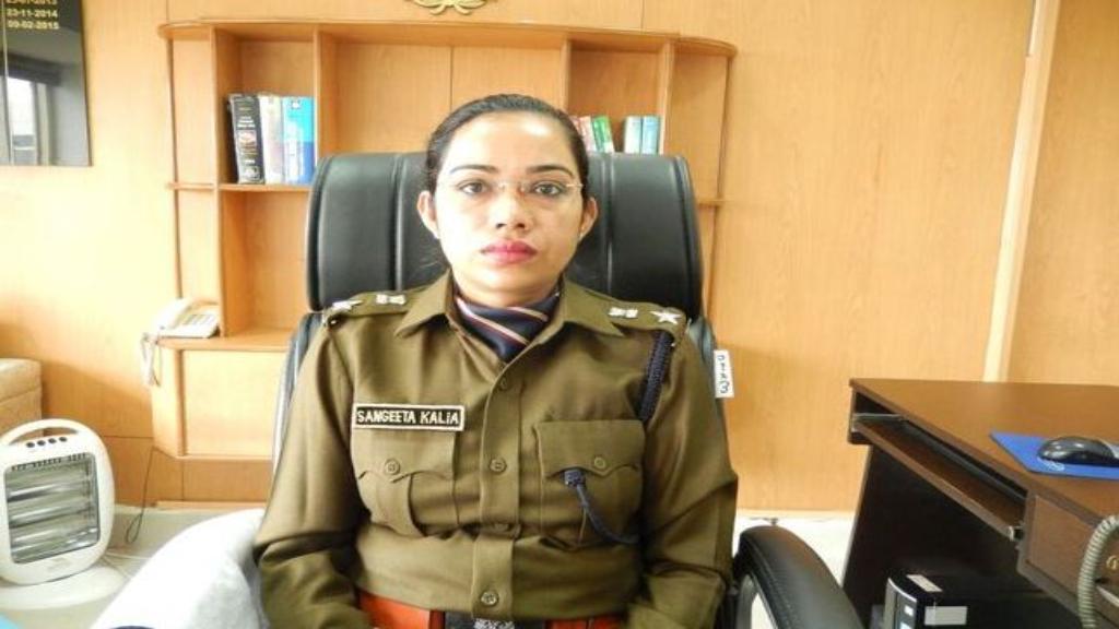 विज से विवादों के कारण चर्चा में रहीं आईपीएस संगीता कालिया को वारंट जारी, देखें पूरा मामला sangeeta kaliya