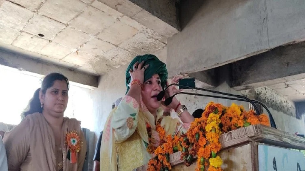 बीजेपी और जेजेपी नेताओं को भगाने के लिए लट्ठों पर तेल लगा कर तैयार रहें महिलाएं- सुनैना चौटाला sunaina chautala women wing