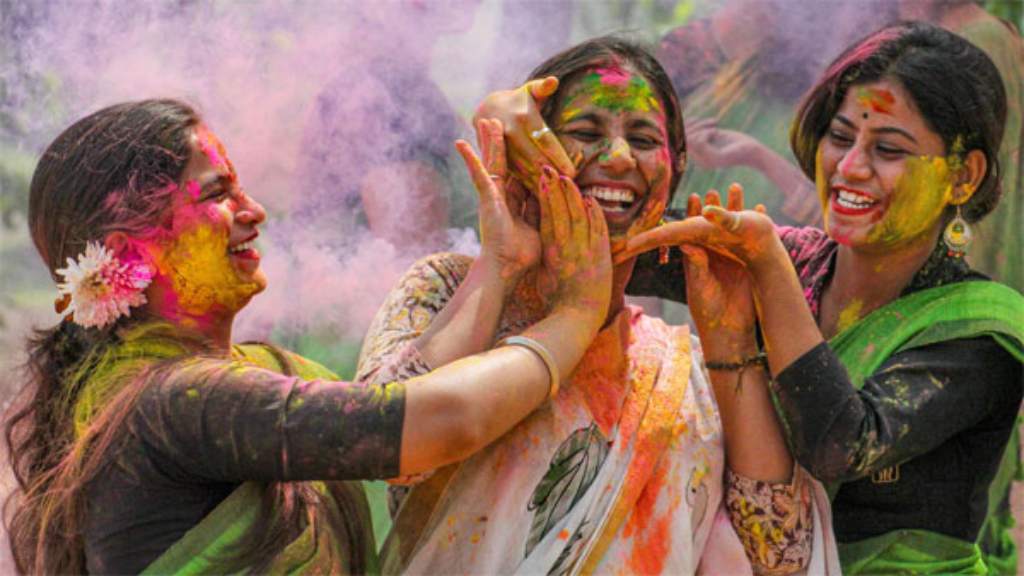 Holi 2023: कल है रंगों वाली होली, भगवान को गुलाल चढ़ाकर करें होली की शुरुआत why celebrate holi