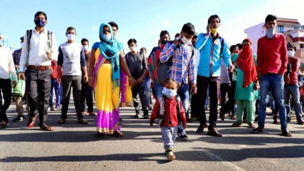 सताने लगा है पिछले साल की बेबसी का डर, लॉकडाउन की आंशका के चलते घरों को लौटने लगे हैं प्रवासी मजदूर PRWASI MAJDUR