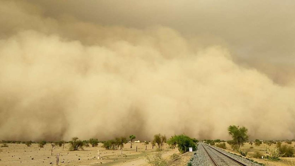 हरियाणा में तेज आंधी ने मचाया तांडव, कही गिरे पेड़ तो कही बत्ती रही गुल aandhi
