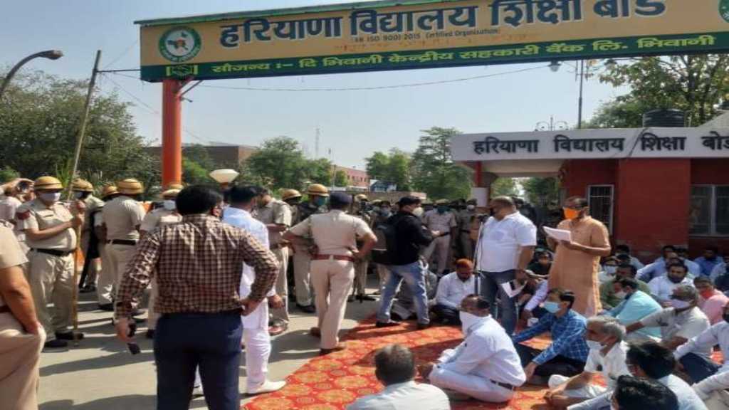 प्राइवेट स्कूल संचालको ने किया हरियाणा बोर्ड का घेराव, भारी पुलिस बल तैनात bseh news today