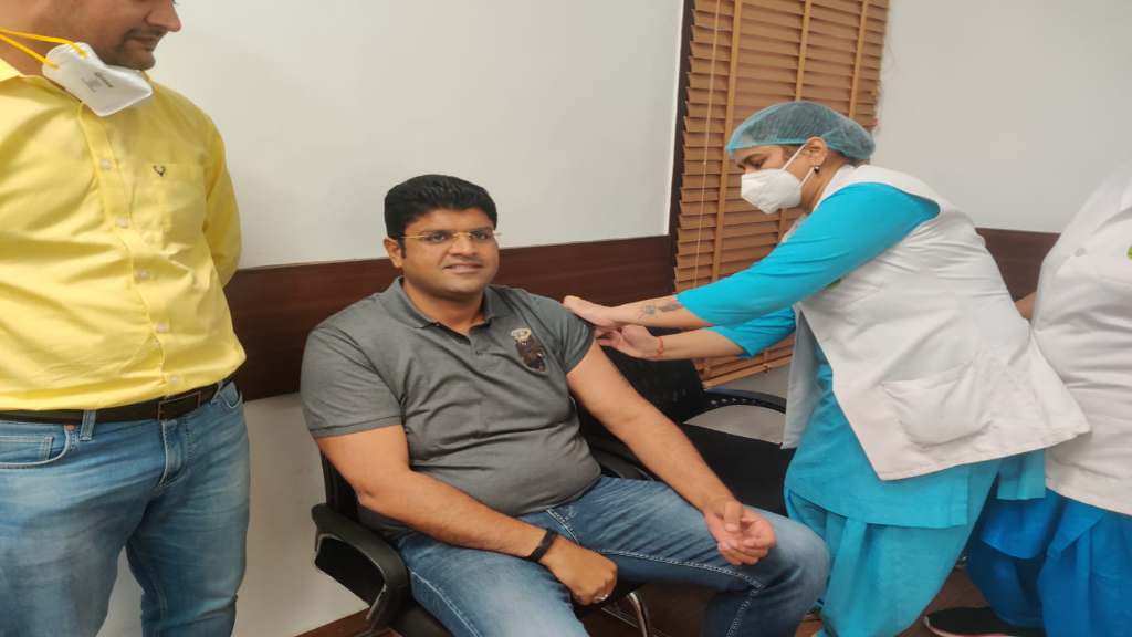बिना मास्क वैक्सीन लगवाते दिखे दुष्यंत चौटाला, सोशल मीडिया पर जमकर आलोचना dushant chautala