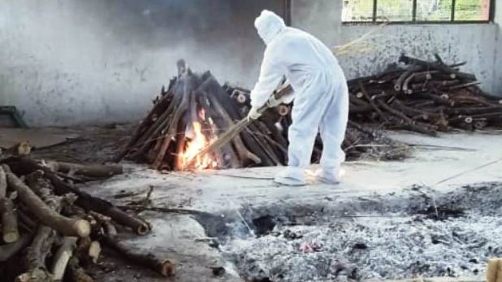 कोरोना हुआ भयावह: हर रोज आ रहे 50 से अधिक शव, जगह फुल होने से पार्किंग में हो रहे हैं अंतिम संस्कार faridabad corona news