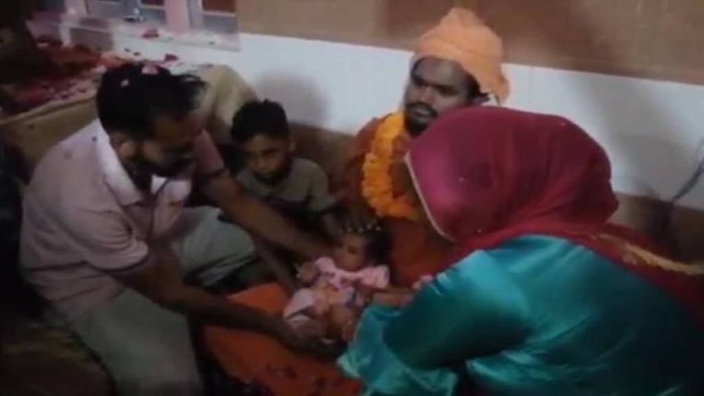 अंधविश्वास में डूबे परिवार ने 30 दिन के नवजात को मंदिर में चढ़ाया, पुलिस ने किया तलब hansi baby given to temple