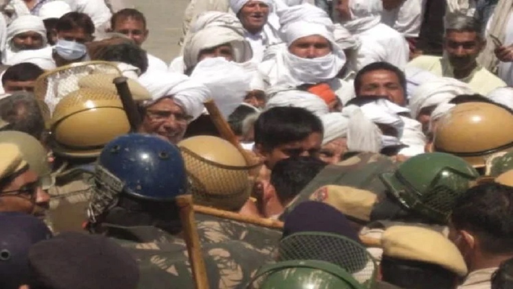 कुरुक्षेत्र में हालात बेकाबू, भाजपा सांसद की गाड़ी पर किसानो ने बोला धावा haryana 1617437761