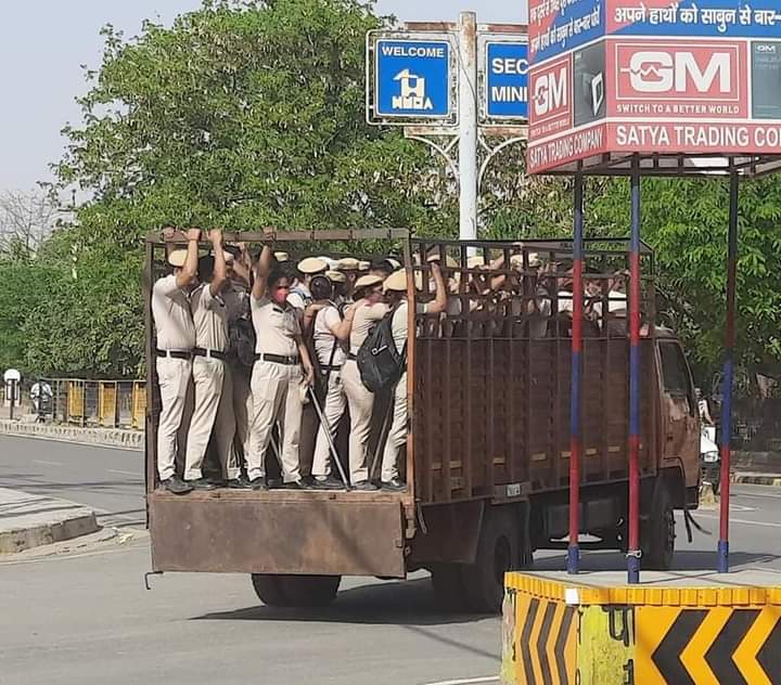 राजनीतिक प्रोग्राम में छुट्टी पर होता है कोरोना, सोशल मीडिया पर जमकर आलोचना hisar news