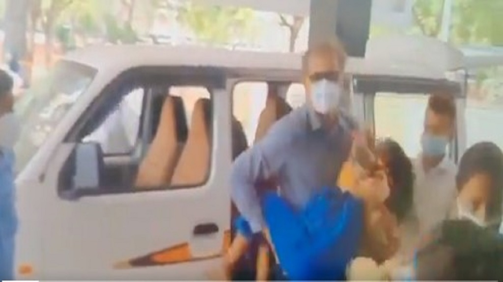 जींद के डिप्टी सिविल सर्जन ने पेश की मानवता की मिशाल, हर कोई कर रहा है तारीफ, देखे वायरल विडियो jind civil surgeon