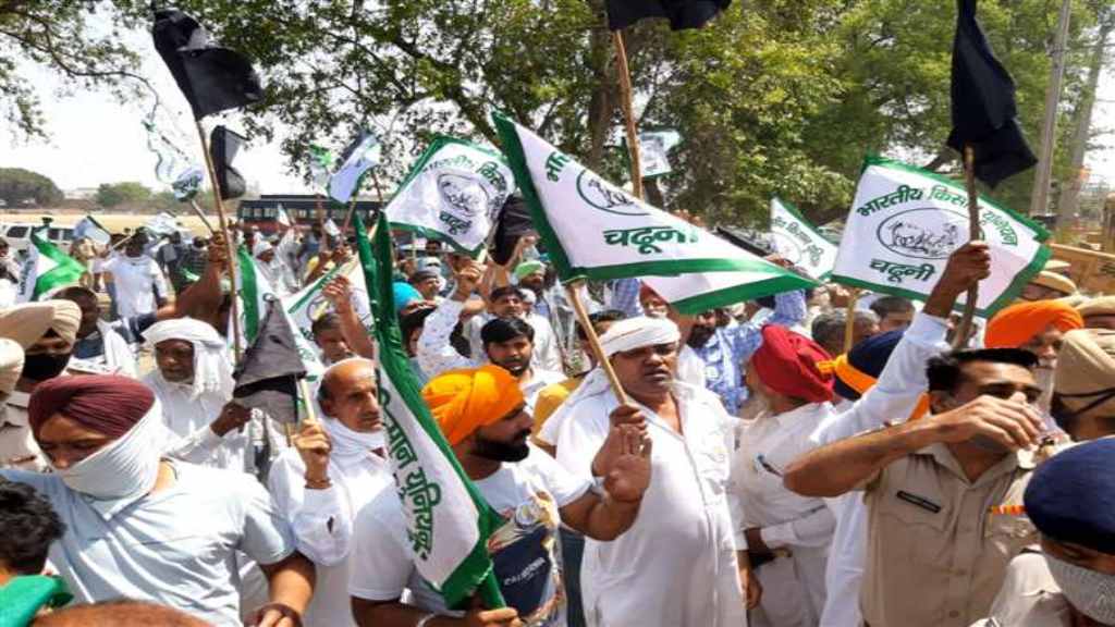 डिप्टी सीएम दुष्यंत चौटाला का विरोध, प्रदर्शन कर रहे किसानों पर वाटर कैनन का इस्तेमाल kisan aandolan