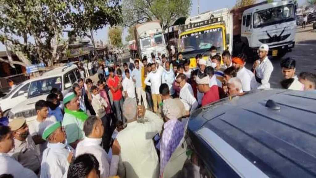 किसान नेता राकेश टिकैत पर राजस्थान में हमला, पत्थरबाजी के साथ चलाई गोली rakesh tiket attack news