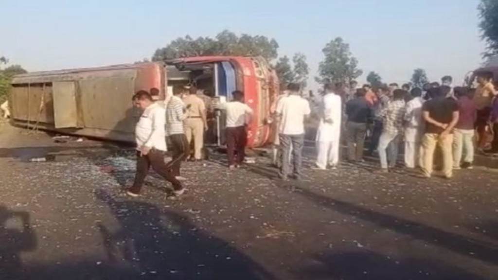 रोहतक में भीषण सड़क हादसा, स्कूटर सवार को बचाने के लिए पलटी बस rohtak bus accident news today