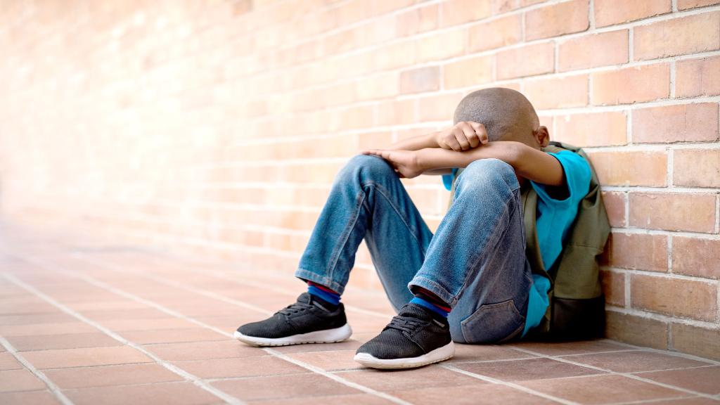 बुरी तरह पीटती थी मां, किशोर बेटे ने कर दिया यह काम sad boy