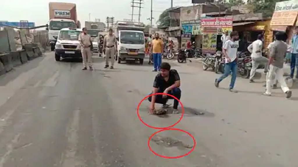 यें शख्स सड़क से कुछ ओर नहीं, बल्कि उखाड़ रहा है अपने भाई की लाश के टुकड़े, जाने क्या है ये दिल दहला देने वाला मामला sonipat br