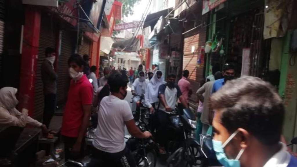यह है ग्रामीण क्षेत्रों में कोरोना फैलने की वजह, बाहर की हवा खाना पड़ रहा है भारी ROHTAK BHEED CROWD