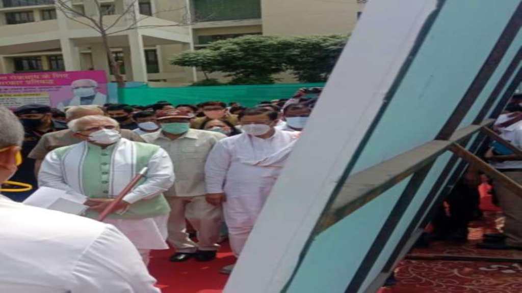 विरोध करते रह गए आंदोलनकारी, सीएम मनोहर लाल ने हिसार में 500 बेड के अस्थाई कोविड अस्पताल का किया शुभारंभ cm at hisar