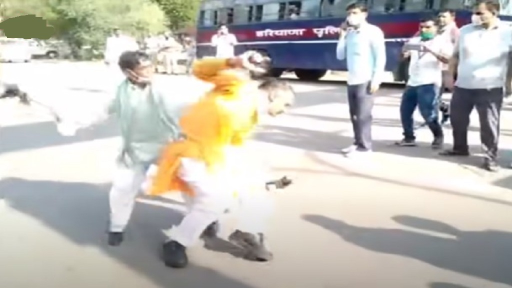 जींद में देसी पत्रकार धरमू को किसानों ने दौड़ा-दौड़ा कर पीटा, देखे वायरल वीडियो dharmu patrkar