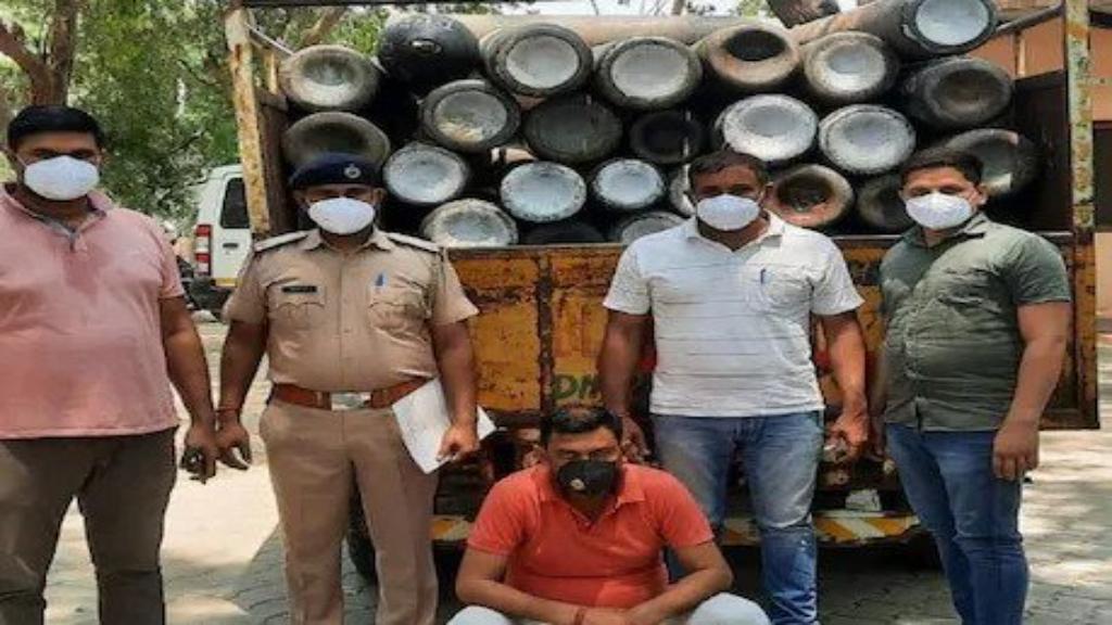 कांग्रेस के पूर्व नेता के घर ऑक्सीजन सिलेंडर का जखीरा बरामद, पुलिस ने किया गिरफ्तार faridabad news today