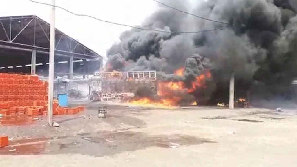 गुरुग्राम की सुपर मार्ट बिल्डिंग की पांचवी मंजिल पर आग लगी, घंटों बाद मुश्किल से पाया काबू fire sabzi mandi faridabad