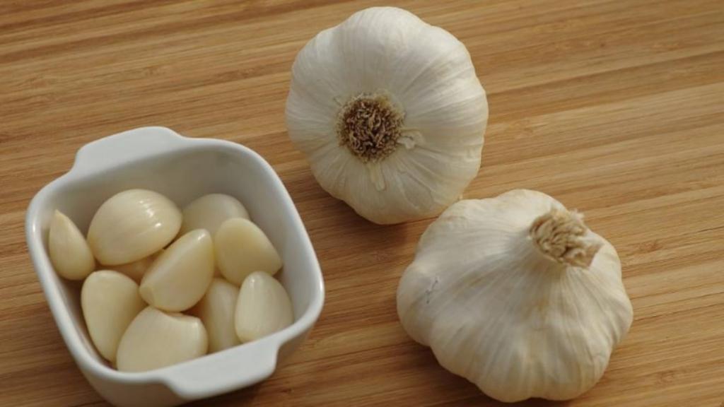 Garlic Benefits: सर्दियों में बीमारियों से बचने के लिए जरुर खाए लहसुन, यहाँ पढ़े फायदे garlic lahsun