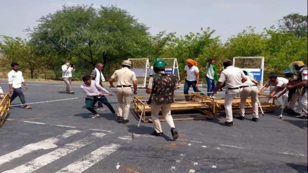 हिसार में मुख्यमंत्री का विरोध, किसानो ने DSP को पिटा, पुलिस ने किया लाठीचार्ज kisan