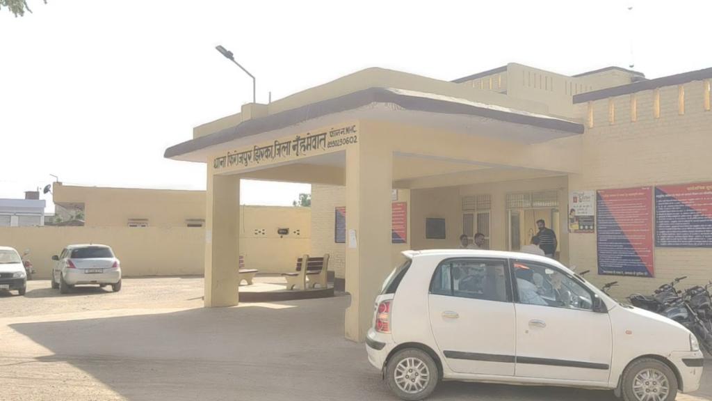 आरोपियों को पकड़ने गई पुलिस टीम पर गांव वालो ने बोला धावा, छह पुलिसकर्मी घायल police station