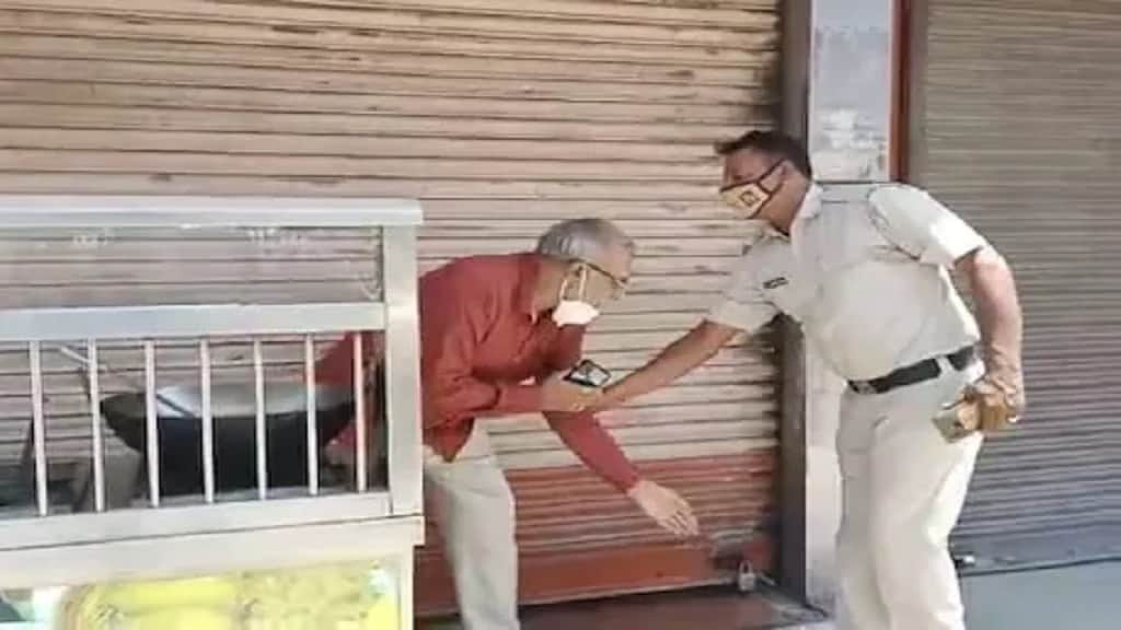 हरियाणा पुलिस के सामने गिड़गिड़ाता रहा बुजुर्ग, फिर भी पुलिस गाड़ी मे बिठा कर ले गई अपने साथ, देखे वायरल विडियो ppp