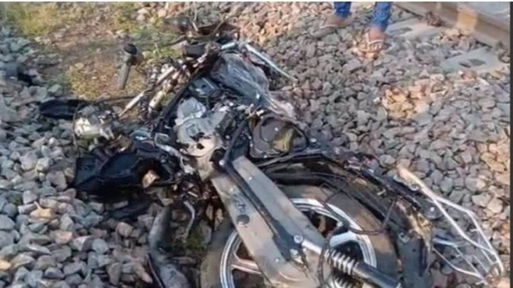 रेलवे ट्रैक क्रॉस करते समय बाइक फंसी, तभी आ गई ट्रेन और फिर....... rewari news
